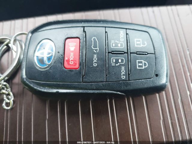 5TDYSKFC5NS070429 Toyota SIENNA XLE