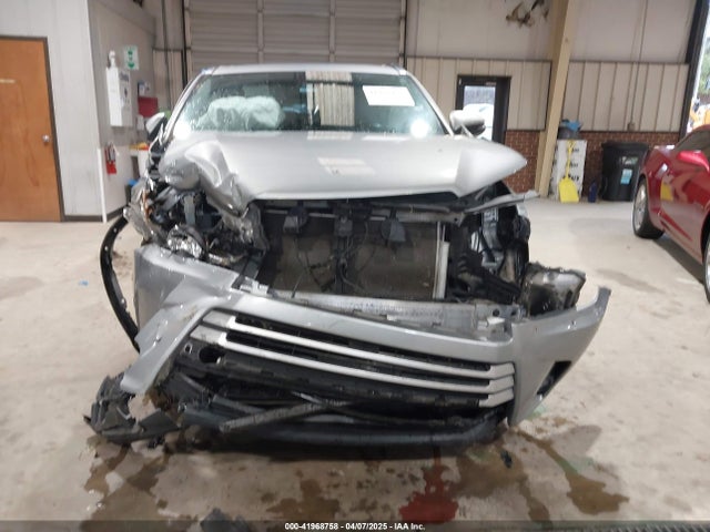 5TDKZRFH3KS559252 Toyota Highlander Xle