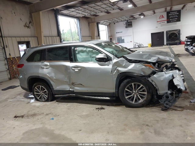 5TDKZRFH3KS559252 Toyota Highlander Xle