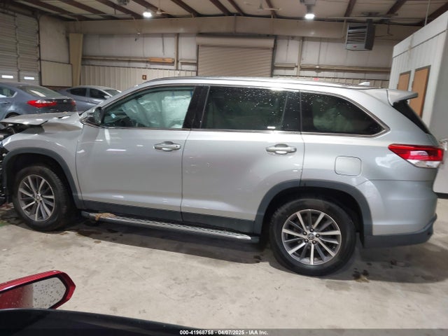 5TDKZRFH3KS559252 Toyota Highlander Xle