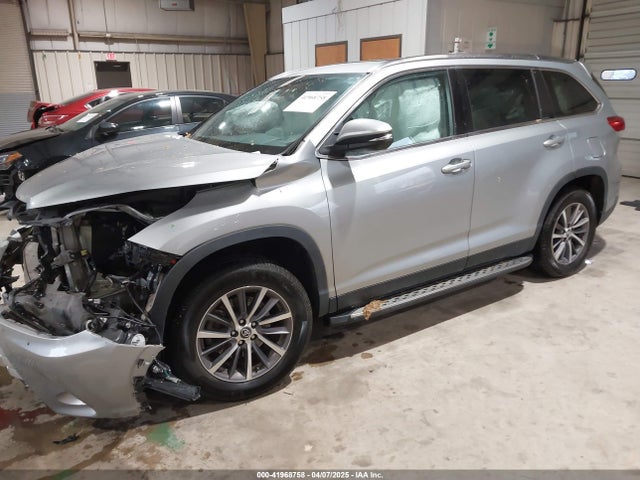 5TDKZRFH3KS559252 Toyota Highlander Xle