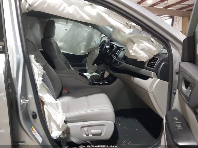 5TDKZRFH3KS559252 Toyota Highlander Xle