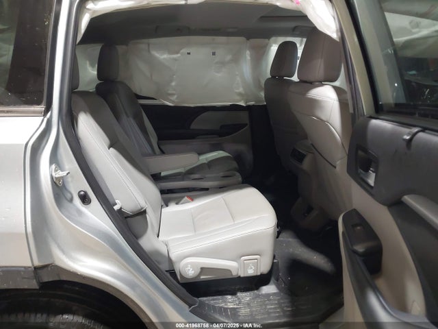 5TDKZRFH3KS559252 Toyota Highlander Xle
