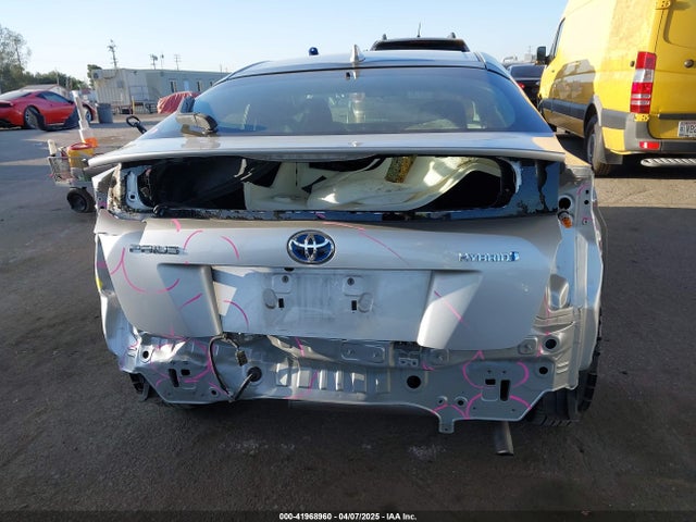 Toyota Prius Two 2016 JTDKBRFU4G3014560 Image 17