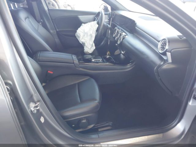 W1K3G4EBXNJ363309 Mercedes-Benz A 220