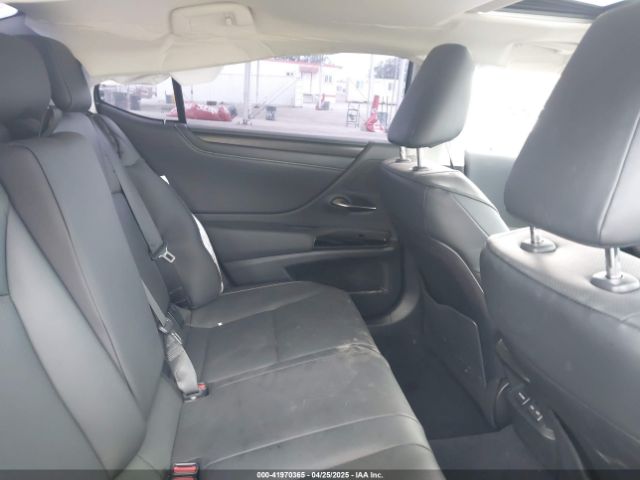58ADA1C18RU047988 Lexus ES 300H