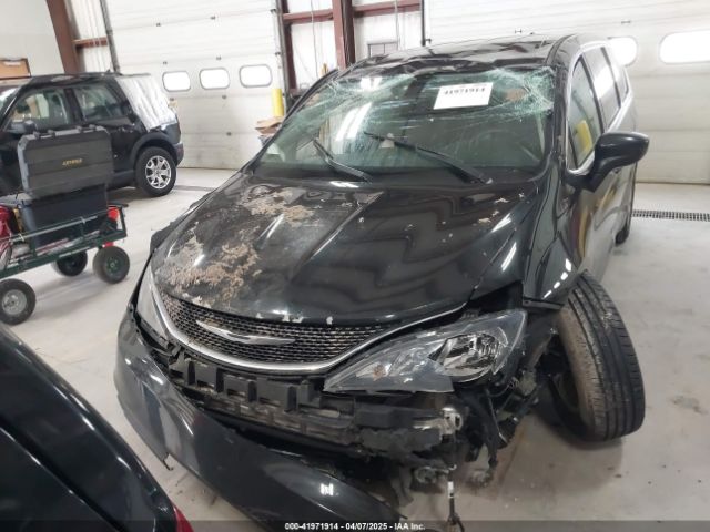 2C4RC1DGXHR585294 Chrysler Pacifica Touring