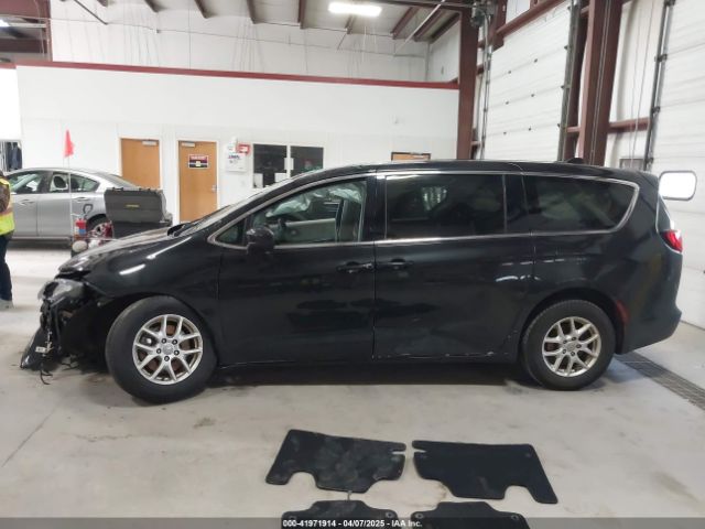 2C4RC1DGXHR585294 Chrysler Pacifica Touring