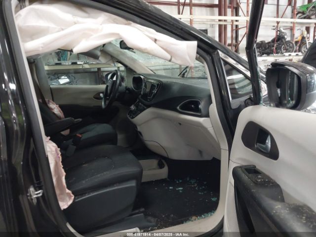 2C4RC1DGXHR585294 Chrysler Pacifica Touring