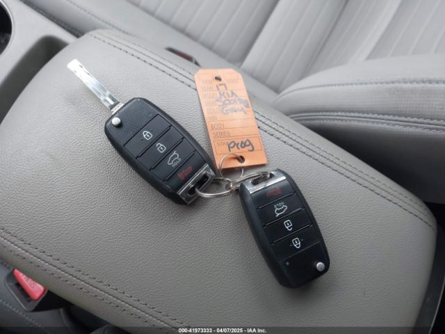 KNDPMCAC2H7238741 KIA Sportage Lx