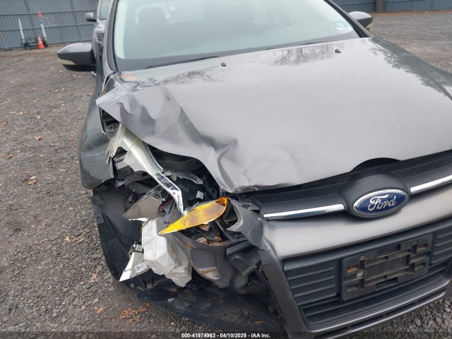 1FADP3K2XEL121210 Ford FOCUS SE