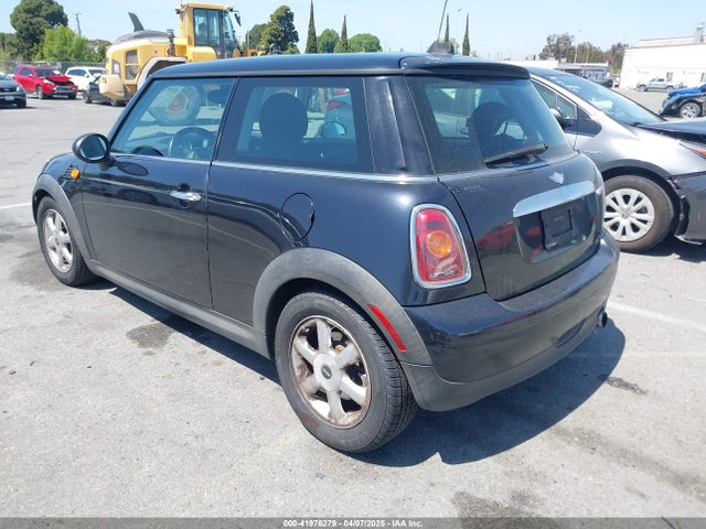 2008 MINI COOPER WMWMF33538TT64168 Photo 2