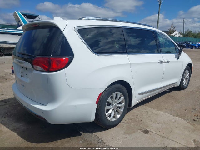 2C4RC1BG2JR103975 Chrysler Pacifica Touring L