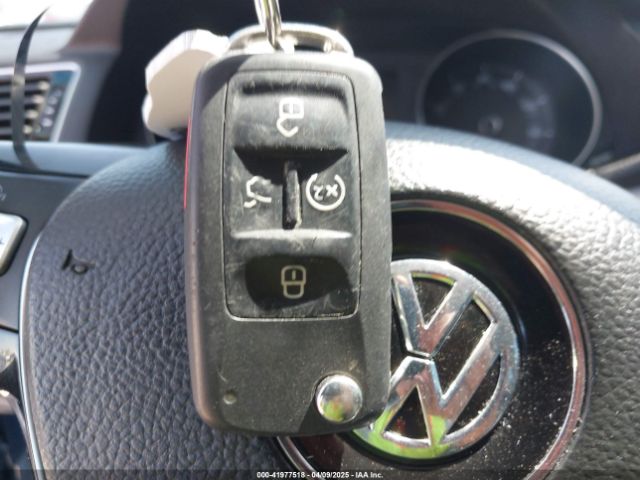 1VWBA7A37JC033694 Volkswagen Passat 2.0t Se
