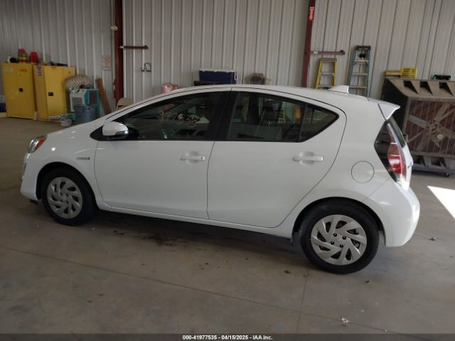JTDKDTB3XG1121810 Toyota Prius C Two