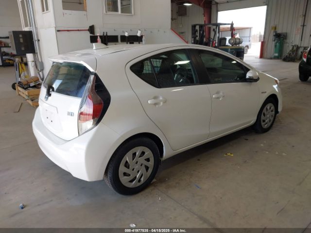 JTDKDTB3XG1121810 Toyota Prius C Two