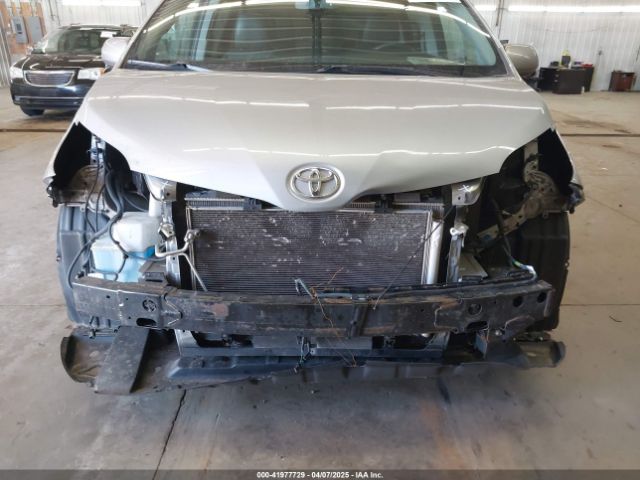 5TDXK3DC9FS527667 Toyota Sienna Se 8 Passenger