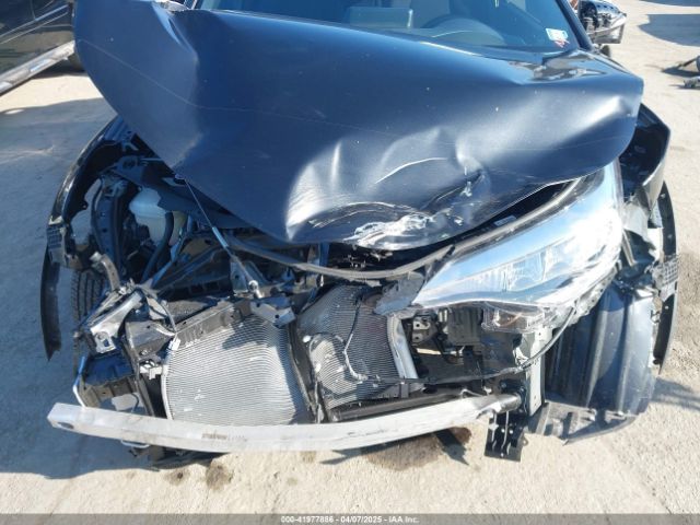 NMTKHMBX9NR141686 Toyota C-HR XLE