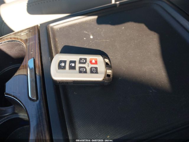 5TDYZ3DC0HS873190 Toyota Sienna Xle Premium 8 Passenger