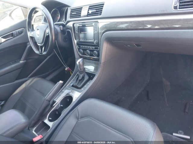 1VWBA7A33JC021235 Volkswagen Passat 2.0t Se