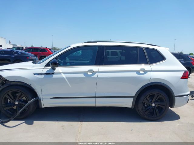 3VVCB7AX8RM127246 Volkswagen Tiguan 2.0t Se R-line Black