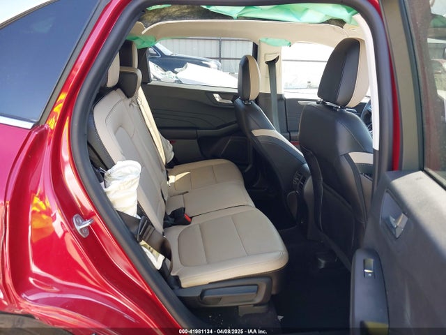 1FMCU9J97NUB86098 Ford Escape Titanium