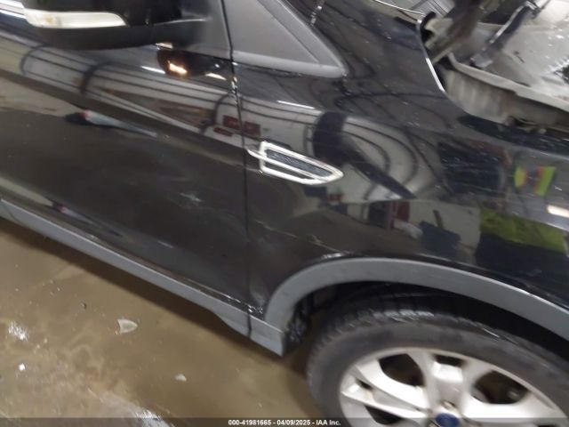 1FMCU0J9XGUA00651 Ford Escape Titanium