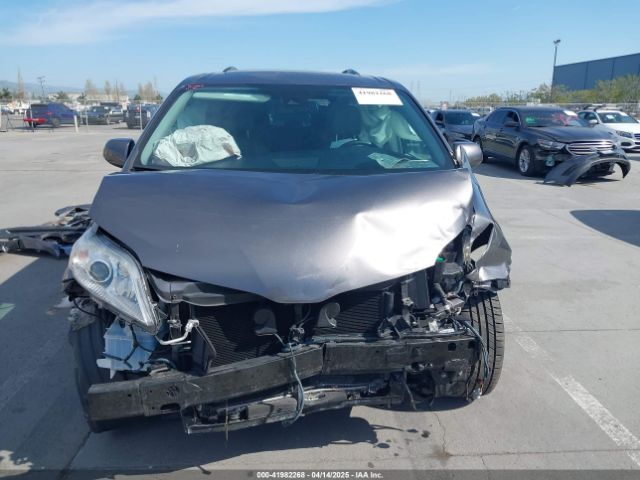 5TDYZ3DC7JS934752 Toyota Sienna Xle 8 Passenger