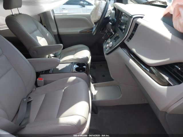 5TDYZ3DC7JS934752 Toyota Sienna Xle 8 Passenger