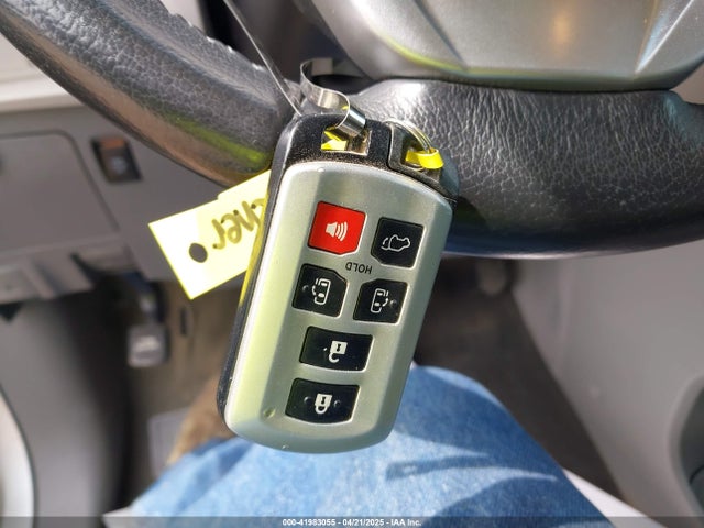 5TDDZ3DC4HS164017 Toyota Sienna Xle 7 Passenger
