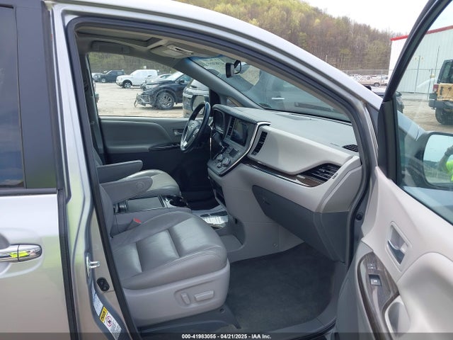 5TDDZ3DC4HS164017 Toyota Sienna Xle 7 Passenger
