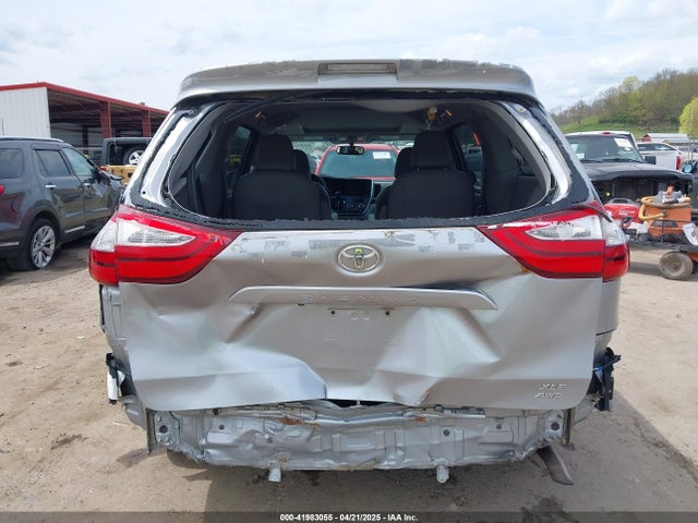 5TDDZ3DC4HS164017 Toyota Sienna Xle 7 Passenger