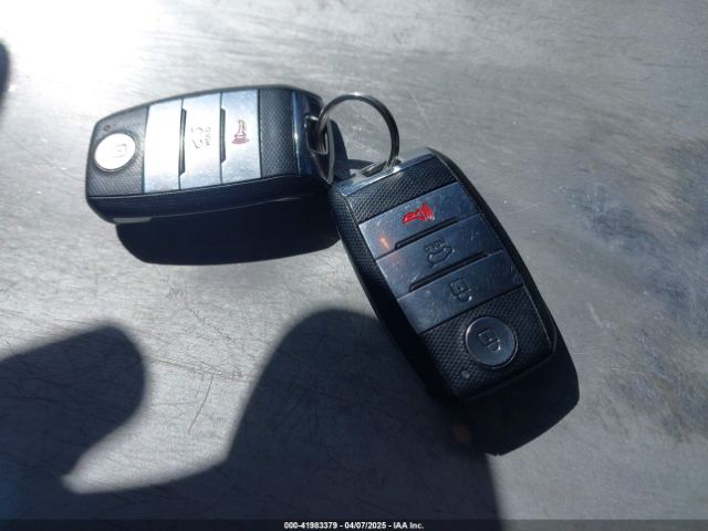 KNDCB3LC9H5055737 KIA NIRO LX