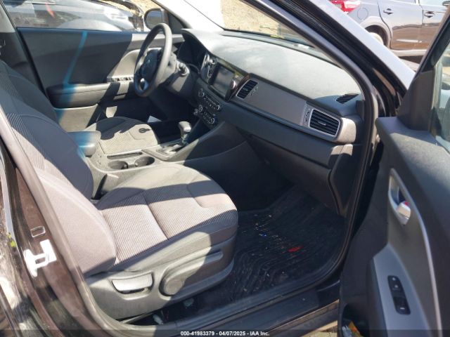 KNDCB3LC9H5055737 KIA NIRO LX