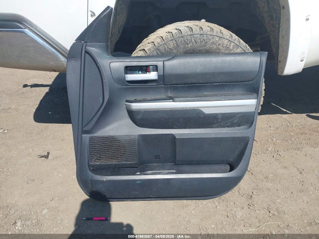 5TFUY5F19FX421139 Toyota Tundra Sr5 5.7l V8