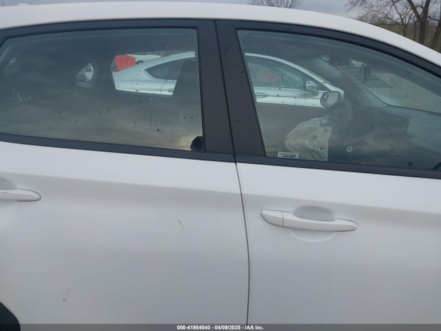 KM8K2CAB2NU794404 Hyundai Kona Se