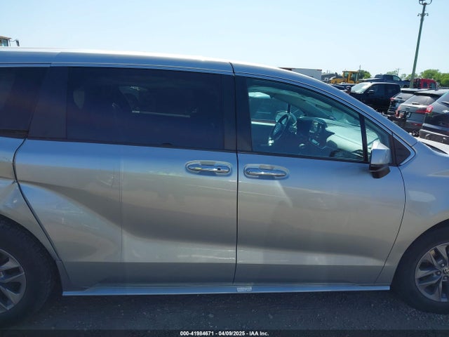 5TDYRKEC1NS125049 Toyota SIENNA XLE