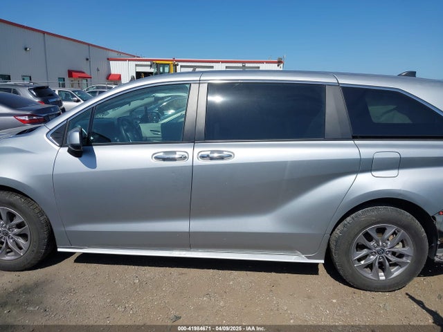 5TDYRKEC1NS125049 Toyota SIENNA XLE