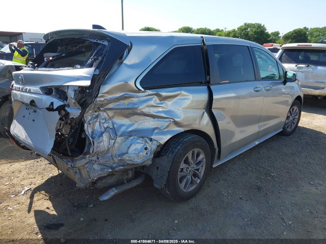 5TDYRKEC1NS125049 Toyota SIENNA XLE
