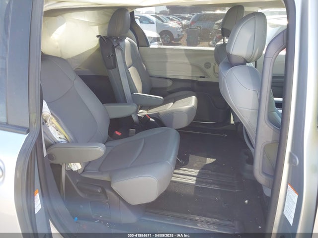 5TDYRKEC1NS125049 Toyota SIENNA XLE