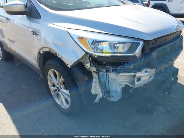 1FMCU9GD1JUD00215 Ford ESCAPE SE