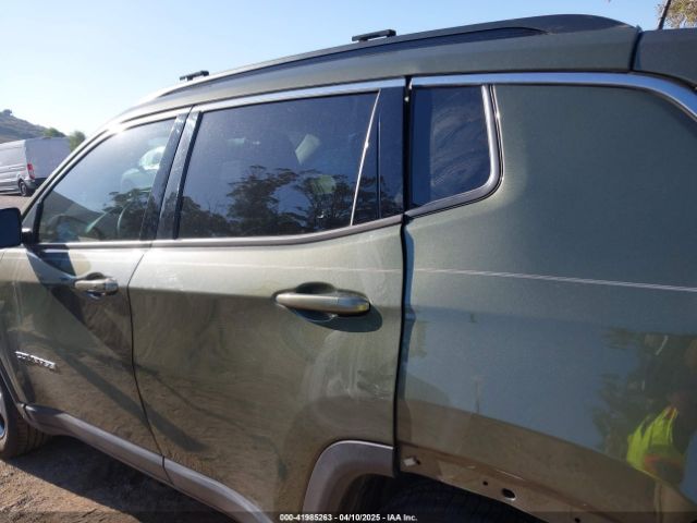 3C4NJCBB2JT462065 Jeep Compass Latitude Fwd