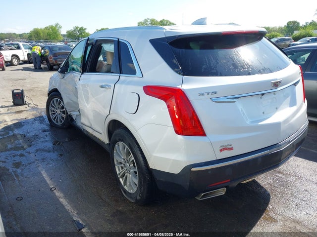 2017 CADILLAC XT5 1GYKNDRS8HZ202558 Photo 2