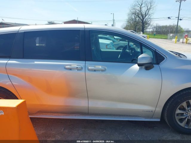 5TDKRKEC0MS028137 Toyota SIENNA LE