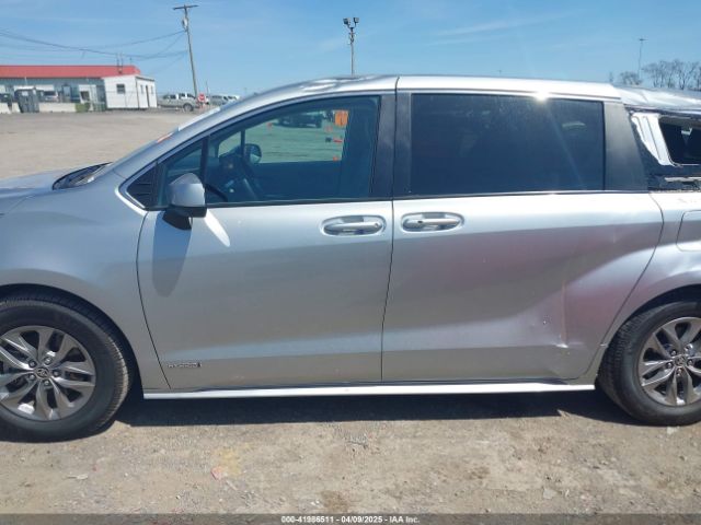 5TDKRKEC0MS028137 Toyota SIENNA LE