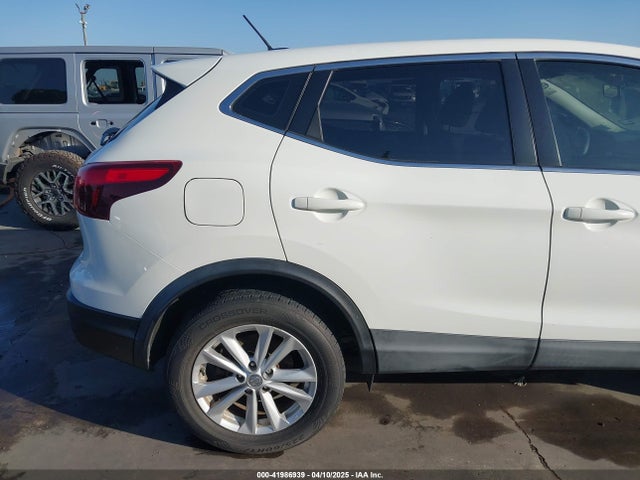 JN1BJ1CP5HW010457 Nissan Rogue Sport S