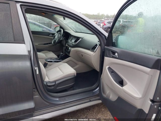 KM8J33A28HU399978 Hyundai Tucson Sport
