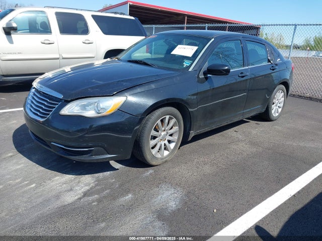 Chrysler 200 Touring 2014 1C3CCBBB6EN140731 Image 2