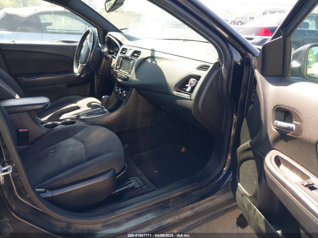 Chrysler 200 Touring 2014 1C3CCBBB6EN140731 Image 5