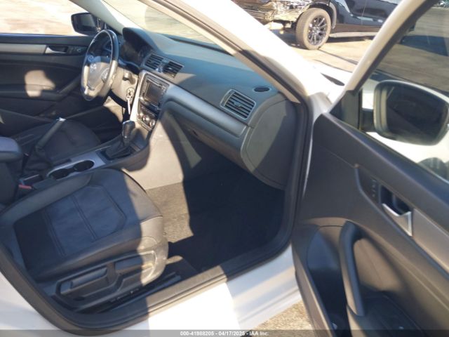 1VWBT7A33FC002072 Volkswagen Passat 1.8t Se